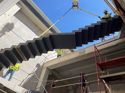 nivelador ganterud en montaje de escaleras de hormigón